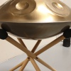 Verstelbare donker gekleurde houten standaard voor de handpan